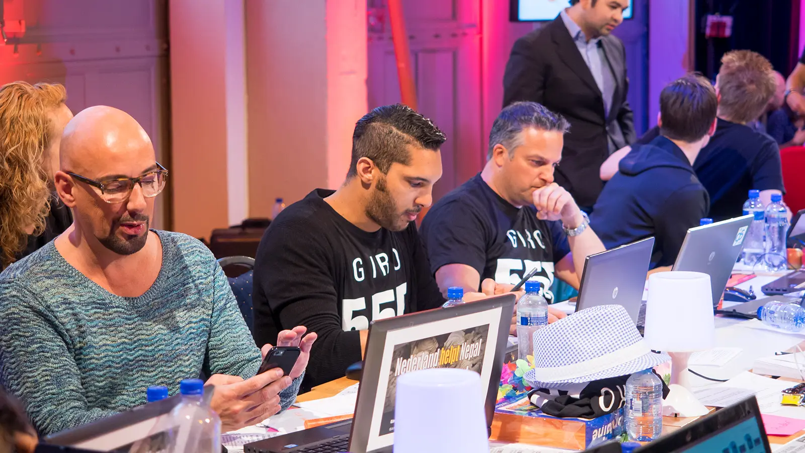 Een foto van verschillende BN'ers die meededen aan de Giro555 actie voor Nepal