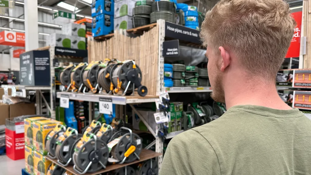 Vergleiche Site Search mit klarer Beschilderung in einem Laden